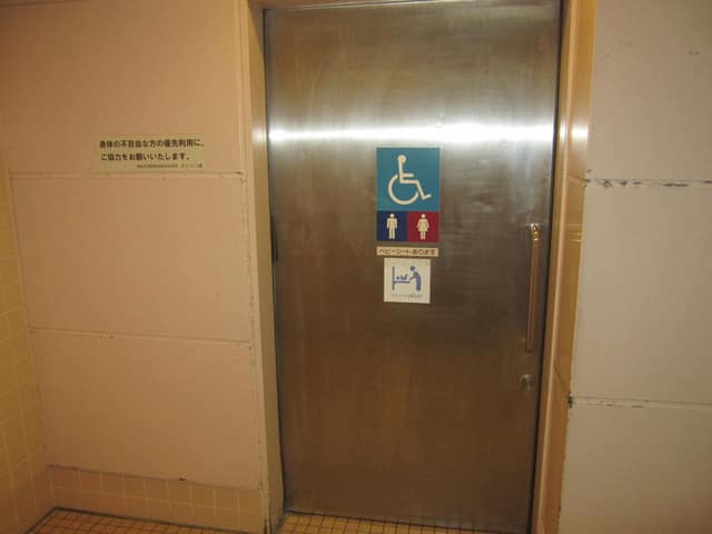 品川駅港南口公衆便所 のトイレ入口写真