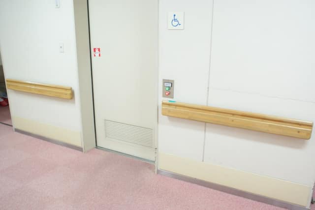 南麻布高齢者在宅サービスセンター のトイレ入口写真