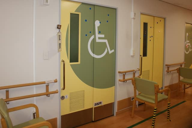 高齢者在宅サービスセンター白金の森 のトイレ入口写真