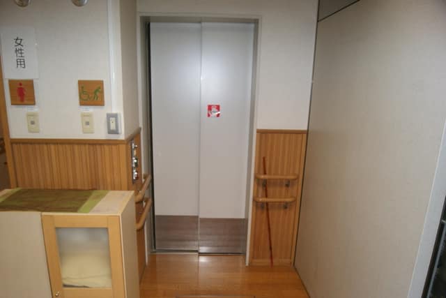 北青山高齢者在宅サービスセンター のトイレ入口写真