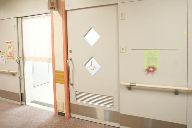 高齢者在宅サービスセンター港南の郷 のトイレ入口写真