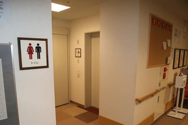 高齢者在宅サービスセンターサン・サン赤坂 のトイレ入口写真