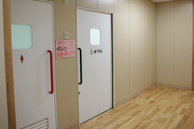 高輪子ども中高生プラザ のトイレ入口写真