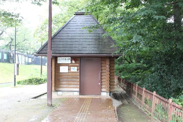 玉川上水緑道 のトイレ入口写真