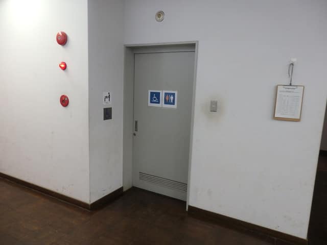 小金井公園 のトイレ入口写真