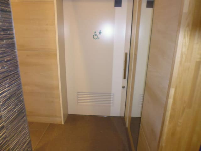 西久保コミュニティセンター のトイレ入口写真