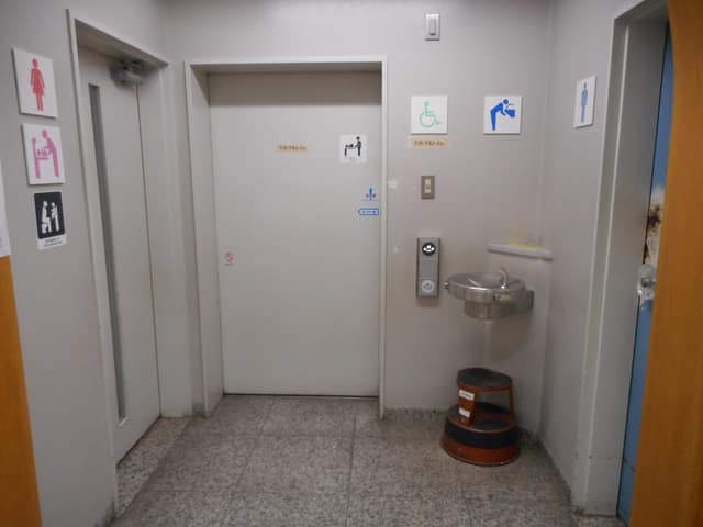 中央図書館 のトイレ入口写真