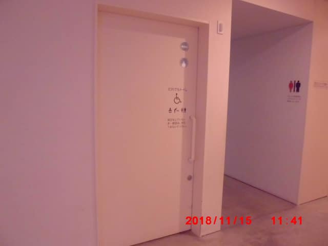 武蔵野プレイス(図書館、会議出、スタジオ等複合施設) のトイレ入口写真