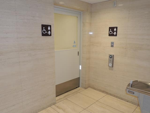 武蔵野市民文化会館 のトイレ入口写真