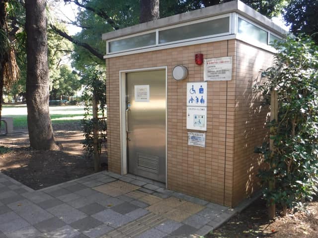 西久保公園 のトイレ入口写真