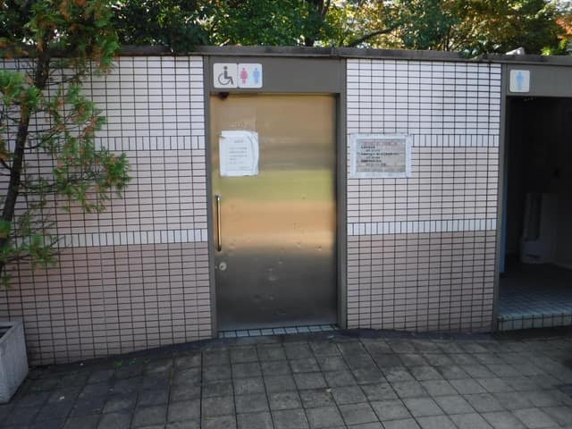 むさしの市民公園 のトイレ入口写真