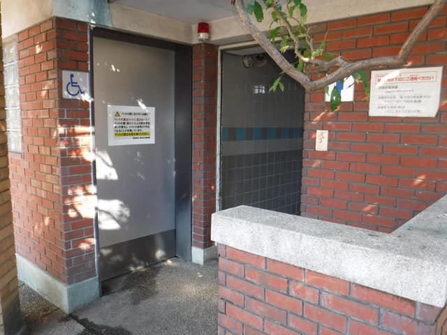 関前公園 のトイレ入口写真