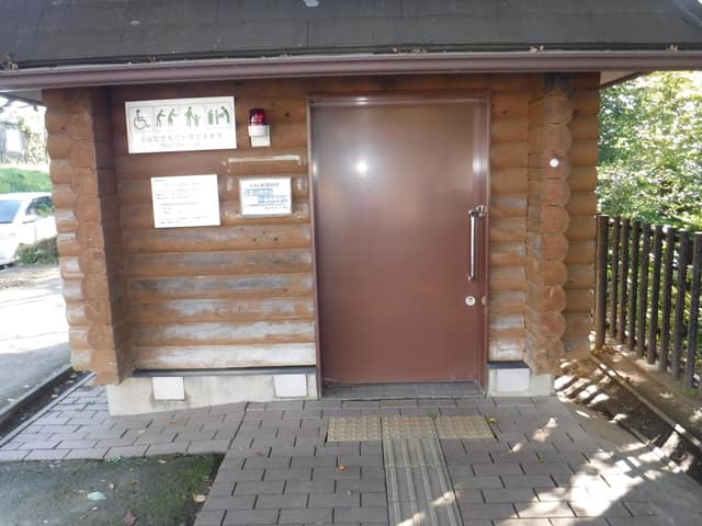 玉川上水緑道 のトイレ入口写真