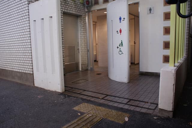 三鷹駅北口公衆トイレ のトイレ入口写真