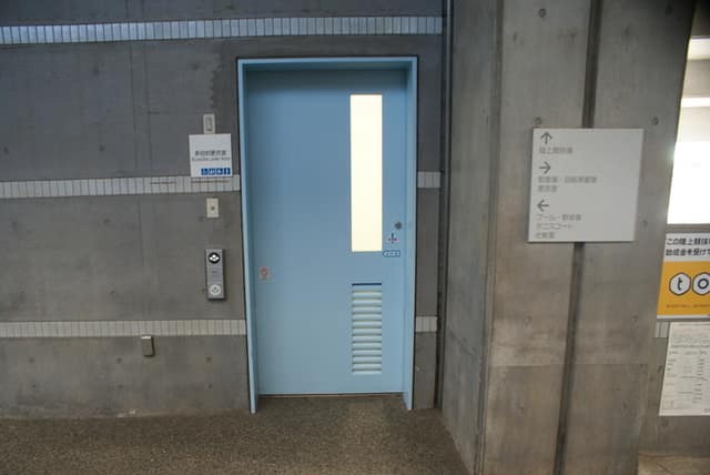 武蔵野陸上競技場 のトイレ入口写真