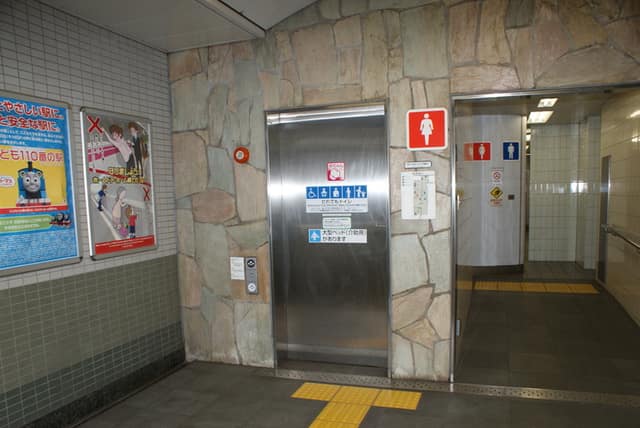 都営大江戸線東中野駅 のトイレ入口写真