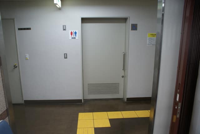 東京都水道局中野営業所 のトイレ入口写真