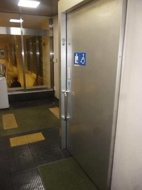 中野区役所本庁舎(東京都第三建設事務所合同庁舎) のトイレ入口写真