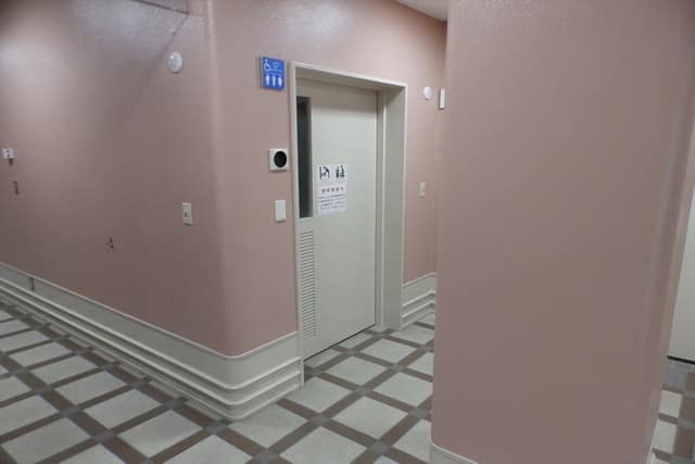 上高田区民活動センター のトイレ入口写真