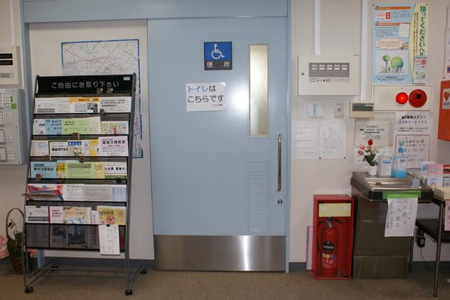 沼袋高齢者会館 のトイレ入口写真
