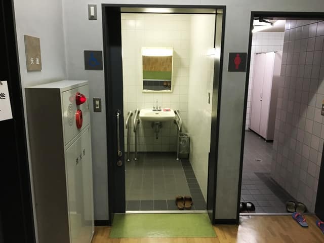 哲学堂弓道場 のトイレ入口写真