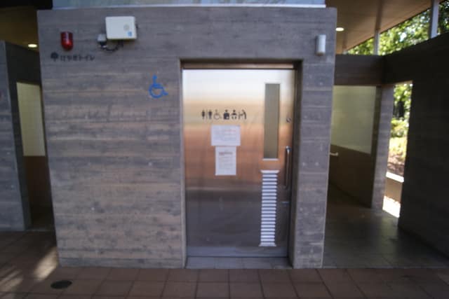 石神井公園 のトイレ入口写真