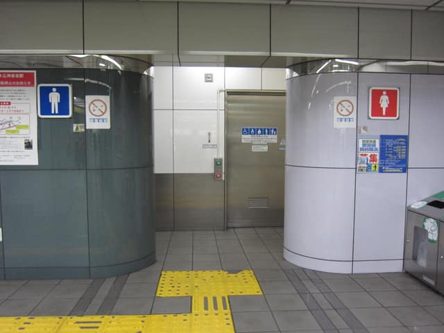 都営大江戸線練馬駅 のトイレ入口写真