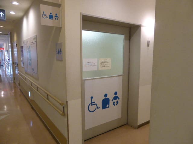 地方独立行政法人東京都立病院機構東京都立荏原病院 のトイレ入口写真