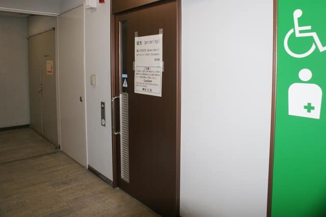 東京都中央卸売市場大田市場(事務棟) のトイレ入口写真
