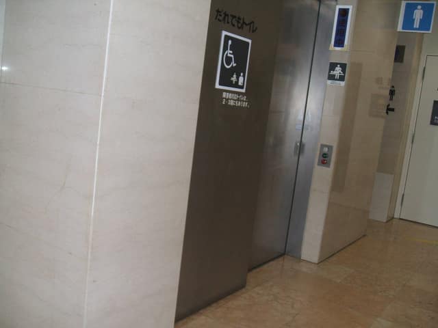 大田区役所本庁舎 のトイレ入口写真
