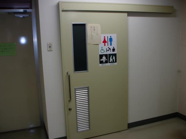 大田区役所糀谷・羽田地域庁舎 のトイレ入口写真