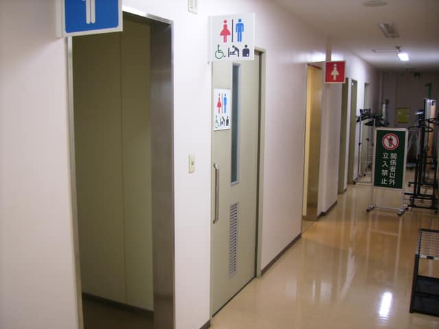 調布地域庁舎 のトイレ入口写真