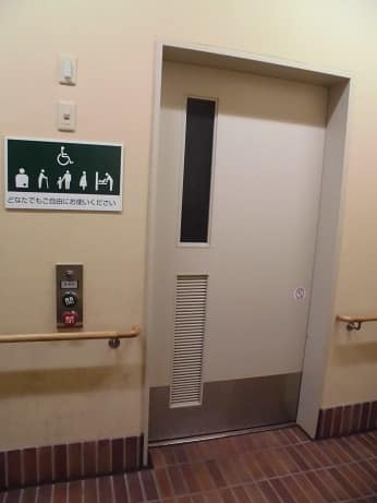 萩中集会所 のトイレ入口写真