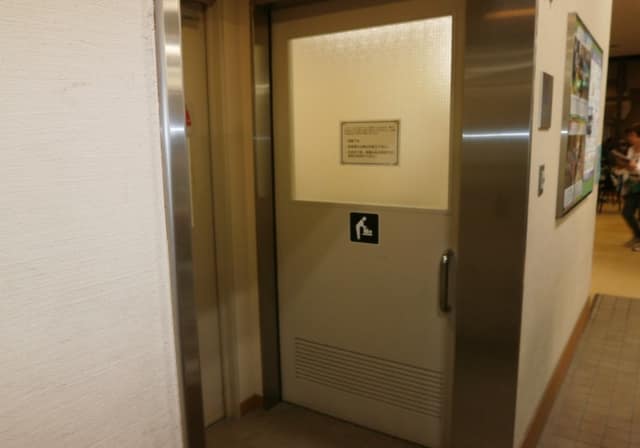 洗足池図書館 のトイレ入口写真