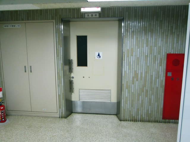 蒲田駅前図書館 のトイレ入口写真