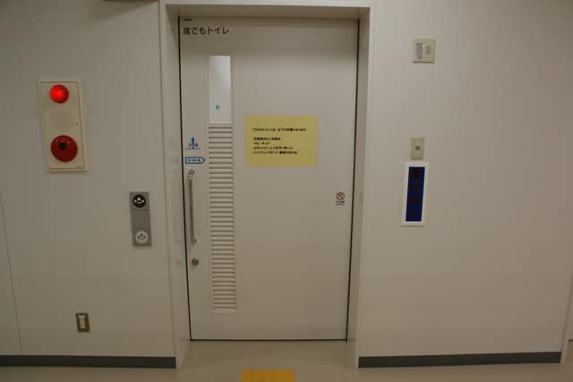 六郷図書館 のトイレ入口写真