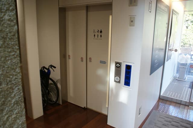 勝海舟記念館 のトイレ入口写真