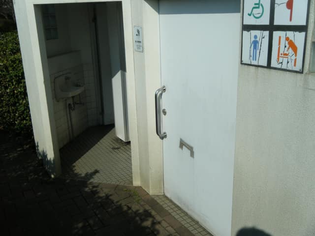 タワーふれあい公園前緑地 のトイレ入口写真
