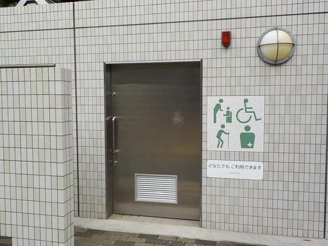 まごめばし児童公園 のトイレ入口写真