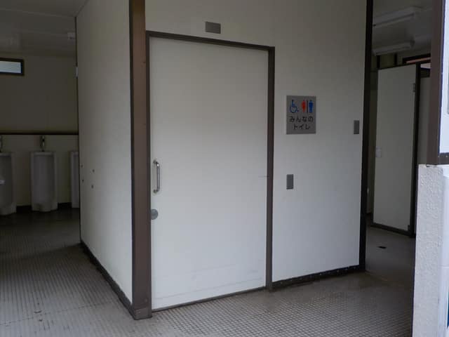 桜並木公園 のトイレ入口写真