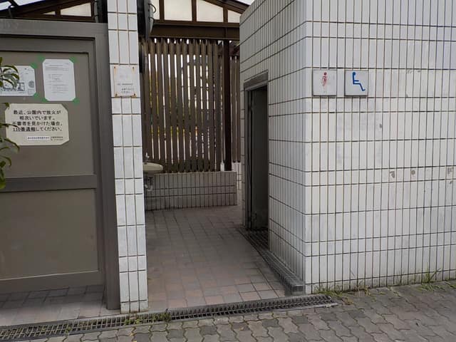 上池台三丁目公園 のトイレ入口写真
