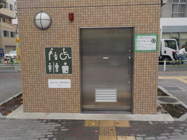 新井宿児童公園 のトイレ入口写真