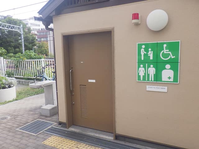 新井宿第一児童公園 のトイレ入口写真