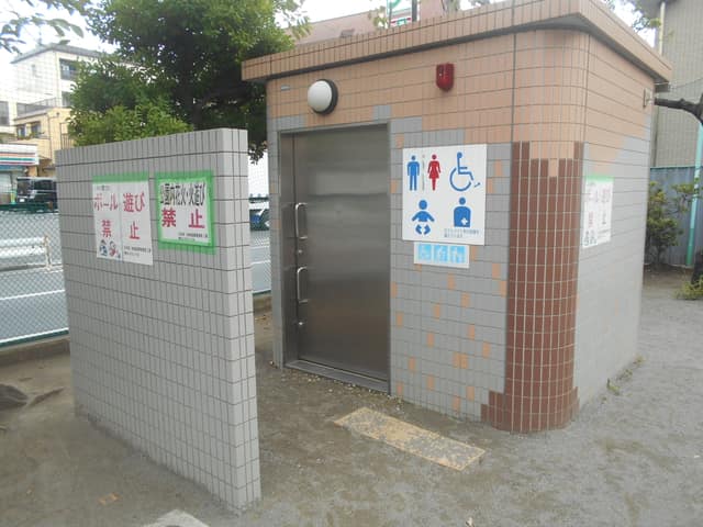 西六郷二丁目児童公園 のトイレ入口写真