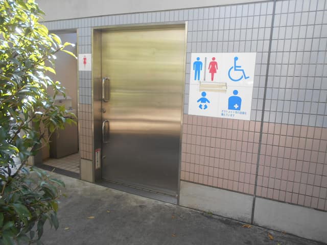 千鳥三丁目児童公園 のトイレ入口写真