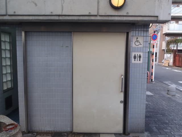大森西七丁目公園 のトイレ入口写真