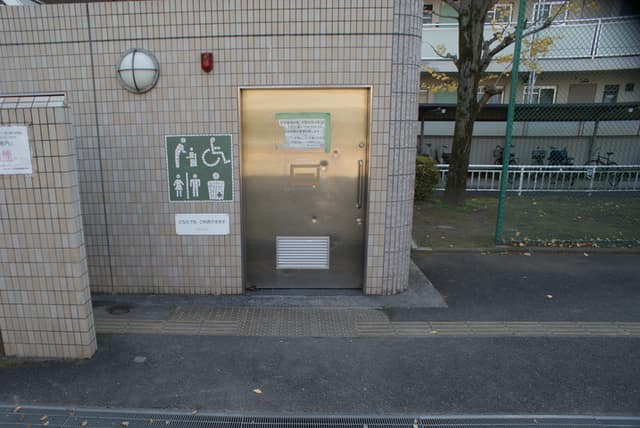 萩中一丁目公園 のトイレ入口写真