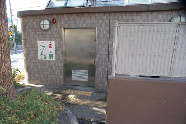 萩中三丁目児童公園 のトイレ入口写真