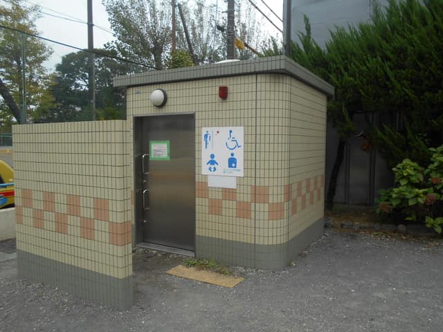 仲六郷三丁目第二公園 のトイレ入口写真