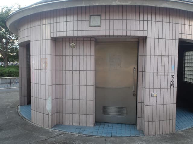 鶴渡公園 のトイレ入口写真